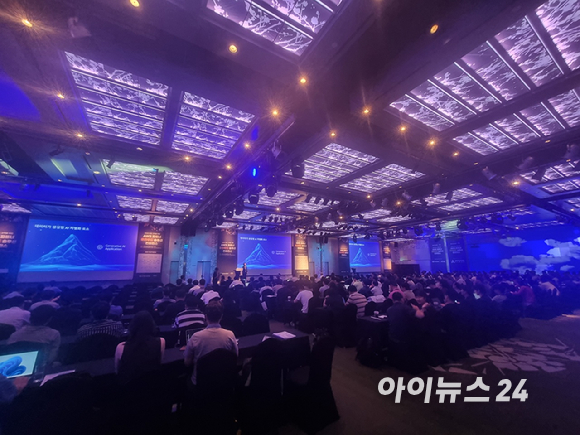 아마존웹서비스(AWS)와 에티버스 공동 주최로 21일 서울 강남구 인터컨티넨탈 코엑스에서 열린‘AWS 파트너 클라우드 솔루션 컨퍼런스’ 현장. [사진=윤소진 기자]