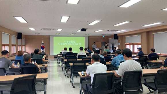 오늘 관내학교 대상으로 ‘학교수목관리를 위한 나무병원제도 강연을 하고 있다. [사진=양평교육지원청]