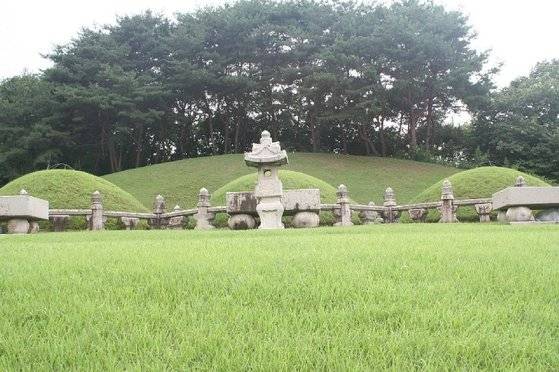 조선 24대 국왕 헌종과 효현왕후·효정왕후의 능인 경릉. 헌종은 효현왕후가 죽자 효정왕후를 왕비로 들였다. 조선은 왕비와 후궁을 구분했고, 왕비는 언제나 한 명이었다. [사진 이익주]