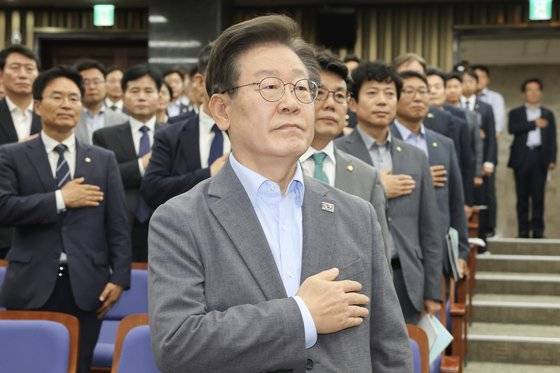 이재명 더불어민주당 대표가 20일 오후 서울 여의도 국회에서 열린 긴급 의원총회에 참석해 의원들과 국민의례를 하고 있다. 전민규 기자 / 20240620