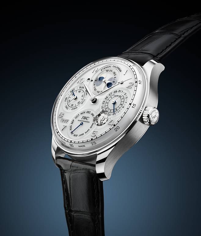 3999년까지 날짜 수정이 필요없는 포르투기저 이터널 캘린더. [사진 IWC 샤프하우젠]