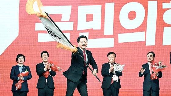 지난해 3월 8일 당시 국민의힘 당 대표로 선출된 김기현 의원이 경기 고양시 킨텍스에서 열린 제3차 전당대회에서 당기를 흔들고 있다. 장진영 기자