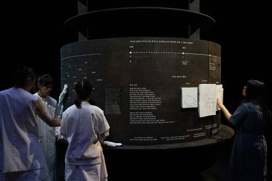 '꿈 주석' 전시. 원기둥에 쓰인 시각 언어는 촉각 언어로 풀이돼 있다. 사진모두예술극장