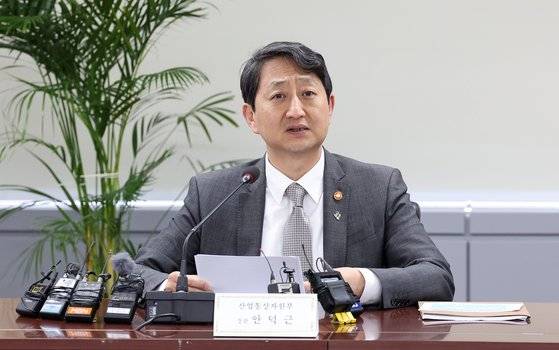 안덕근 산업통상자원부 장관이 21일 서울 종로구 석탄회관에서 열린 ‘동해 심해 가스전(대왕고래 등) 개발 전략회의’에서 모두발언을 하고 있다. 뉴스1