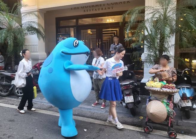 베트남 하노이의 한 유흥거리에서 열린 진로 소주 판촉 행사. 사진=하이트진로 제