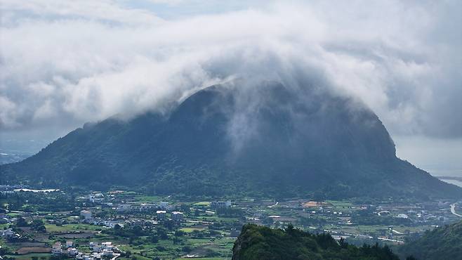 21일 오전 장마철에 접어든 제주 서귀포시 안덕면 산방산에 비구름이 걸려 장관을 연출하고 있다. 연합뉴스