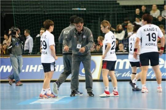 한국여자핸드볼 대표팀 경기에서 감독이 선수들에게 작전 지시를 하는 모습.