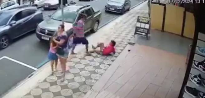 그러나 가해 여성은 곧바로 한 남성 시민에 의해 응징당했다./사진=데일리메일