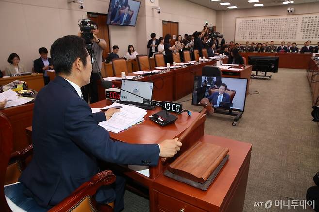 (서울=뉴스1) 이광호 기자 = 정청래 국회 법사위원장이 21일 오전 서울 여의도 국회에서 열린 법제사법위원회 전체회의 순직 해병 수사 방해 및 사건 은폐 등의 진상규명을 위한 특별검사의 임명 등에 관한 법률안 관련 입법청문회에서 의사봉을 두드리고 있다. 2024.6.21/뉴스1  Copyright (C) 뉴스1. All rights reserved. 무단 전재 및 재배포,  AI학습 이용 금지. /사진=(서울=뉴스1) 이광호 기자