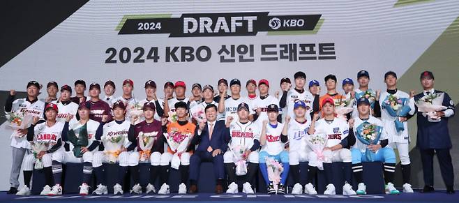 한국야구위원회(KBO)는 21일부터 KBO 신인 드래프트 지명 참가 신청 접수를 시작했다. 사진은 2024년 신인드래프트 사진. /사진=뉴시스