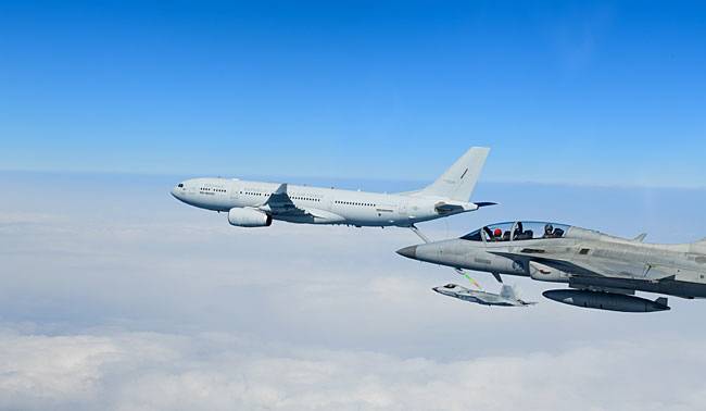 방위사업청은 지난 3월 19일 경남 사천 공군 제3훈련비행단에서 이륙한 한국형 초음속 전투기 KF-21 ‘보라매’가 남해 상공에서 첫 공중급유 비행시험에 성공했다고 밝혔다. KF-21 양산을 앞두고 시행된 이번 공중급유 비행시험은 비행 중 KC-330 공중급유기의 급유 막대를 KF-21 공중급유 연결부에 연결한 후 급유기 내 연료(항공유)를 KF-21로 이송하는 방식으로 이뤄졌다. 방위사업청 제공