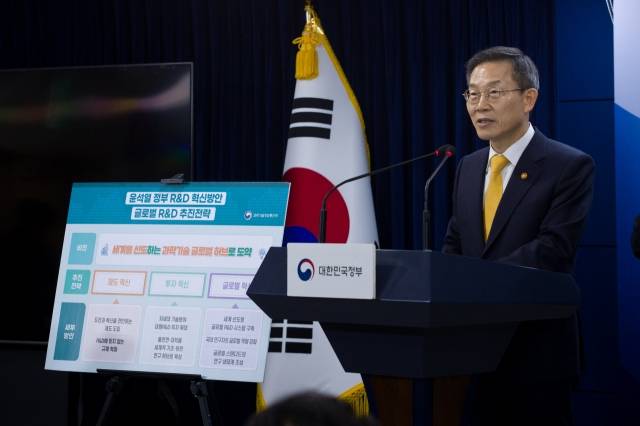 이종호 과학기술정보통신부 장관이 연구개발 혁신방안을 발표하고 있다.[과기정통부 제공]