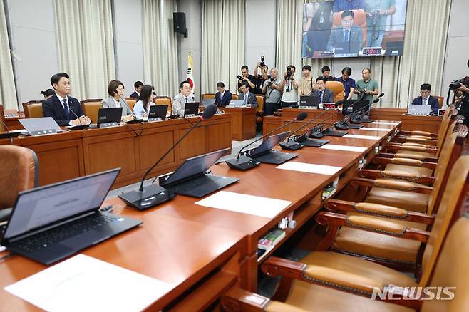 [서울=뉴시스] 조성봉 기자= 박찬대 국회 운영위원장이 지난 18일 오전 서울 여의도 국회에서 열린 국회운영위 첫 전체회의에서 회의를 주재하고 있다. 이날 국민의힘은 제22대 국회 원 구성 관련 결정에 항의하며 불참했다. 2024.06.18. suncho21@newsis.com