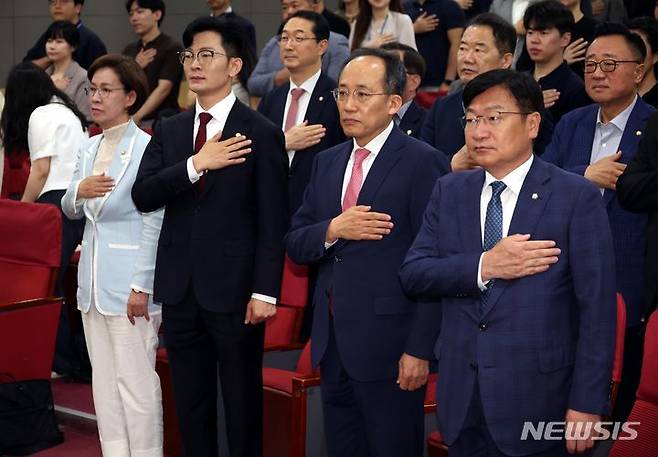 [서울=뉴시스] 조성봉 기자= 추경호 국민의힘 원내대표가 21일 오전 서울 여의도 국회 의원회관에서 열린 대한민국 과학기술 살리기 프로젝트 이공계지원 특별법 개정 토론회에서 국민의례를 하고 있다. 왼쪽부터 이인선 의원, 박충권 의원, 추 원내대표, 정점식 정책위의장.  2024.06.21. suncho21@newsis.com