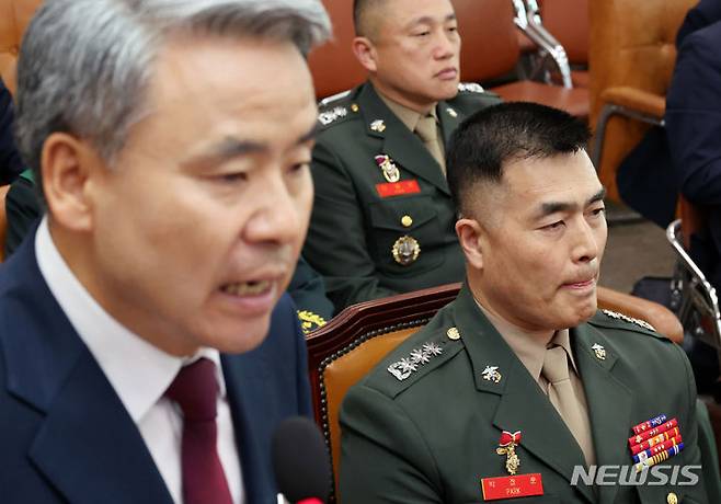 [서울=뉴시스] 조성우 기자 = 박정훈(오른쪽) 전 해병대 수사단장이 21일 오전 서울 여의도 국회에서 열린 법제사법위원회의 순직 해병 수사 방해 및 사건 은폐 등의 진상규명을 위한 특별검사의 임명 등에 관한 법률안 관련 입법청문회에서 이종섭(왼쪽) 전 국방부 장관의 발언을 듣고 있다. 2024.06.21. xconfind@newsis.com