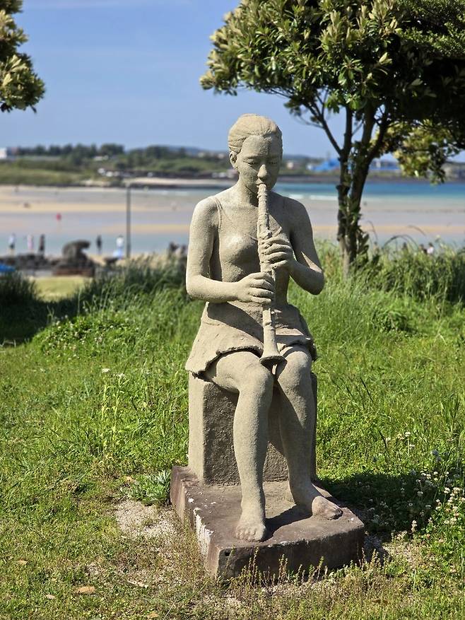 표선해변 조각상.