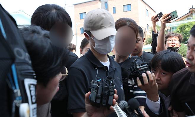 육군 12사단 훈련병 사망사건과 관련해 규정을 위반한 군기훈련(얼차려)을 실시한 혐의로 중대장(대위)이 21일 강원 춘천지방법원에서 열린 구속 전 피의자 심문(영장실질심사)에 출석하기 위해 법정으로 향하고 있다. 연합뉴스