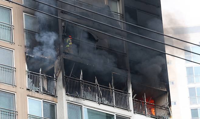 지난 20일 오후 1시 22분께 서울 강남구 역삼동 소재 역삼현대 아이파크 아파트에서 화재가 발생해 소방 당국이 진화 작업을 하고 있다. 뉴시스