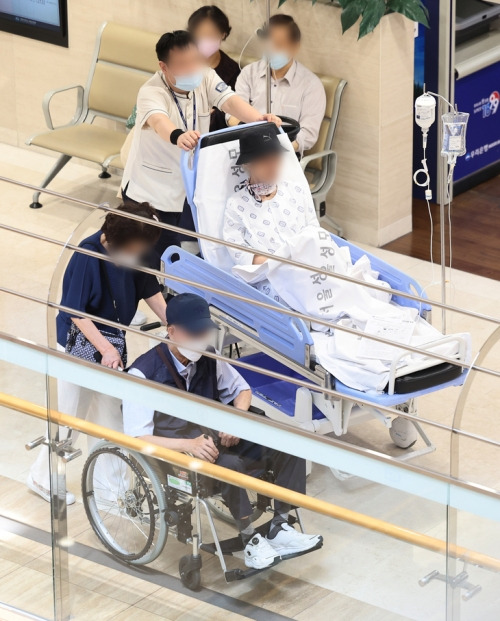 의료계 내부 진통…의정갈등은 언제까지 - 임현택 의협회장이 18일 전국의사총궐기대회에서 선포한 ‘무기한 휴진’에 의사단체 내부에서 문제제기가 이루어진 상황에서 20일 서울 시내 대형병원에서 환자들이 이동하고 있다. 연합뉴스