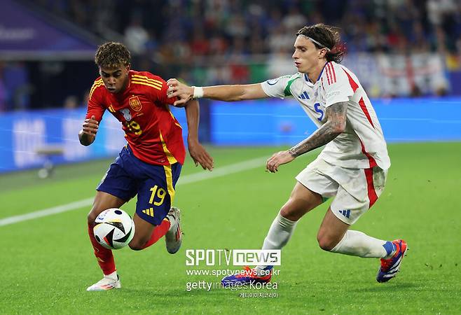 ▲ 무적함대 스페인이 두 경기 만에 유로2024 16강 진출을 확정했다. 스페인은 21일(한국시간) 독일 아레나 아우프샬케에서 열린 유로 2024 B조 2차전에서 이탈리아를 1-0으로 꺾었다. 1차전에서 크로아티아를 3-0으로 제압한 스페인은 승점을 6점으로 쌓아 최종전 결과에 관계 없이 16강 진출을 확정지었다. 개최국 독일에 이어 두 번째 16강 진출이다.