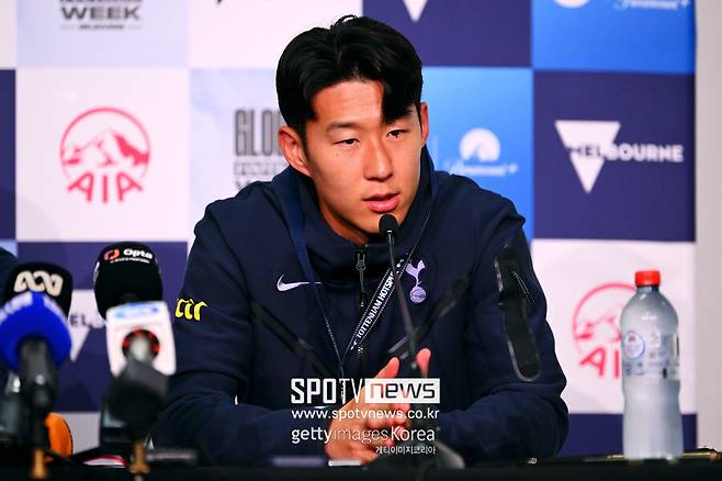 ▲ 벤탄쿠르가 손흥민을 향한 인종차별 논란이 있었다. 벤탄쿠르는 우루과이 방송 '포르 라 카미세타'에 출연해 "손흥민 사촌 유니폼은 어떤가. 어차피 그쪽 사람들은 다 똑같이 생겼다"라며 진행자의 한국인 선수 유니폼 요청에 농담을 던졌다. 명백한 인종차별적 발언이었다. 해당 발언이 사회관계망서비스(SNS)를 타고 전 세계에 퍼지자 벤탄쿠르를 향한 비판이 쇄도했고, 벤탄쿠르가 "진짜 나쁜 농담이었어. 다른 사람을 존중하지 않는다거나 상처 주려는 말이 아니었다는 걸 알거야. 사랑해 손흥민"이라고 인스타그램 스토리를 올렸지만 진정성에 의문이 있었다. 손흥민 애칭인 'SONNY'를 'SONY'로 표기했다