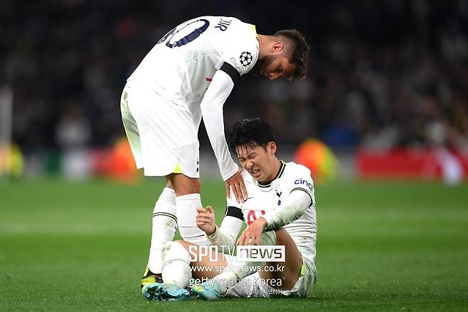 ▲ 손흥민과 로드리고 벤탄쿠르(오른쪽부터). 벤탄쿠르가 손흥민을 향해 인종차별 발언을 했고, 사과에도 논란은 더 커졌다. 이후 손흥민이 용서했다는 SNS, 토트넘 구단 공식 반응까지 나왔지만 비난 여론은 여전히 거세다. 국내 언론뿐 아니라 이젠 영국 매체들까지 합세했다. 상황이 커지자 잉글랜드축구협회(FA)가 움직였다. 벤탄쿠르 징계를 구체적으로 논의 중이다.