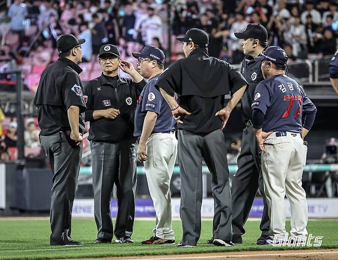 ▲김태형 감독이 심판진에게 항의하다가 퇴장 당했다. ⓒ롯데 자이언츠