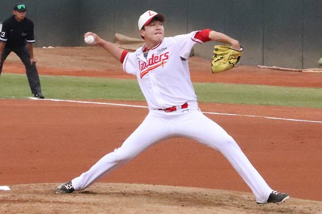 ▲ LG에서 새 출발하는 김주온이 SSG 시절 스프링캠프 연습경기에서 투구하는 장면이다. ⓒSSG 랜더스