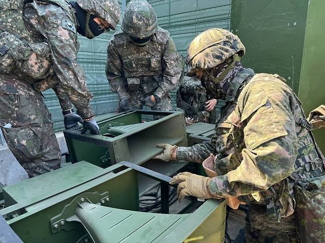 군 장병들이 경기 파주 비무장지대(DMZ) 근처에서  대북 확성기를 점검하고 있다. 국방부 제공