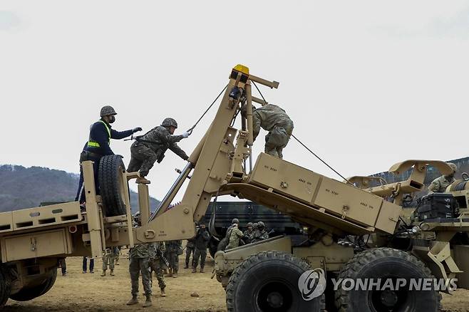 구난크레인 연결하는 한미 장병들 지난해 육군5군수지원여단과 미2사단/한미연합사단 예하 2지속지원여단 장병이 강원도 철원군에서 연합 구난지원능력 숙달을 위해 구난크레인을 연결하는 모습. [연합뉴스 자료사진]