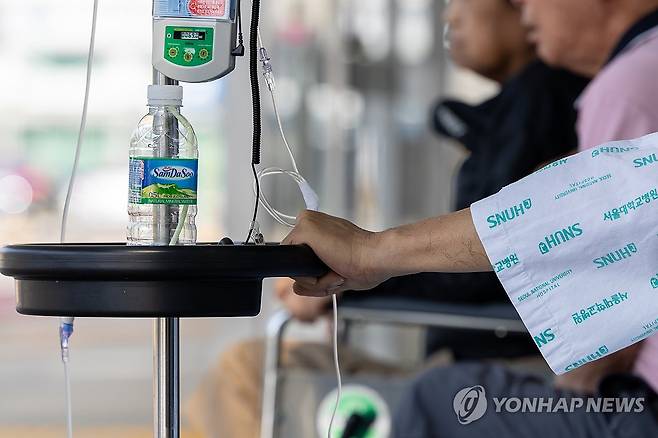 기로에 선 의정갈등 (서울=연합뉴스) 윤동진 기자 = 21일 서울 종로구 서울대학교병원에서 환자가 대기하고 있다. 2024.6.21 mon@yna.co.kr