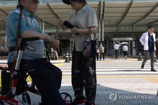 범의료계특위 출범, 서울대병원 휴진중단 투표…의정대화 '기로' (서울=연합뉴스) 윤동진 기자 = 서울의대-서울대병원 교수 비상대책위원회(비대위)의 휴진관련 투표 결과가 예정된 21일 서울 종로구 서울대학교병원에서 관계자가 이동하고 있다. 2024.6.21 mon@yna.co.kr