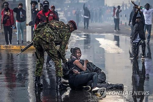 케냐 세금인상 반대 시위대와 진압에 나선 경찰 [AFP=연합뉴스]