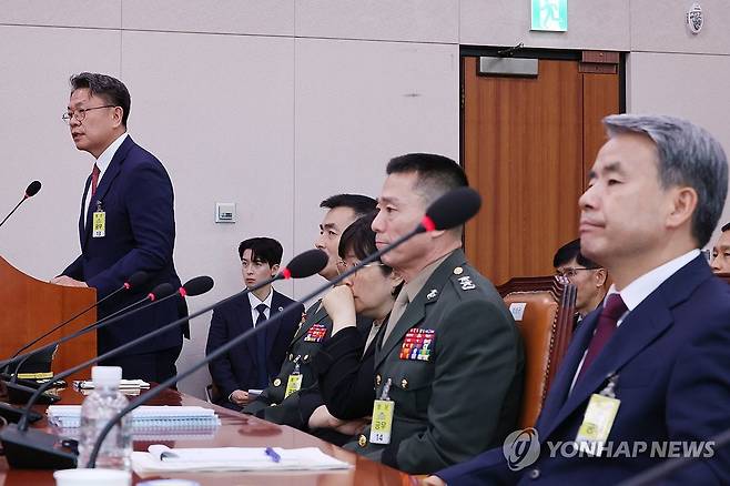 답변하는 이시원 전 공직기강비서관 (서울=연합뉴스) 김주성 기자 = 이시원 전 대통령비서실 공직기강비서관이 21일 오전 국회 법제사법위원회에서 열린 '채상병 특검법'에 대한 입법청문회에서 위원의 질의에 답하고 있다. 2024.6.21 utzza@yna.co.kr