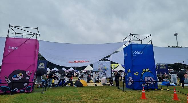 '마비노기' 20주년 판타지 파티 현장. 돗자리를 펴고 초여름 피크닉을 즐기는 모습.