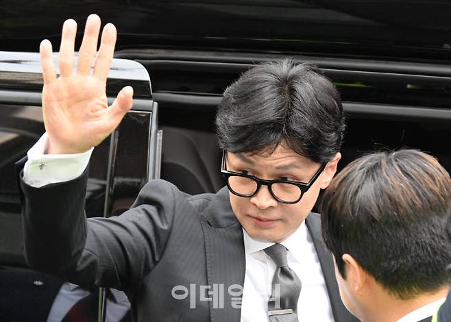 한동훈 국민의힘 비상대책위원장 겸 총괄선거대책위원장이 지난 4월11일 서울 여의도 중앙당사에서 총선 결과에 따른 위원장직 사퇴 입장을 밝힌 뒤 당사를 떠나고 있다. (사진=이데일리 노진환 기자)