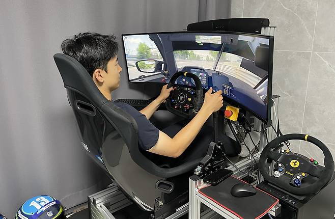 이정우 선수가 집에서 레이싱 게임에 몰두하는 모습. 게임 장비는 나날이 발전하고 있다. /이정우 제공