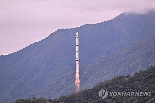 중국과 프랑스는 공동 개발한 우주 감마선 폭발 관측용 위성을 22일(현지시간) 중국 쓰촨성 시창발사센터에서 창정2C 로켓에 실어 발사했다. 연합뉴스