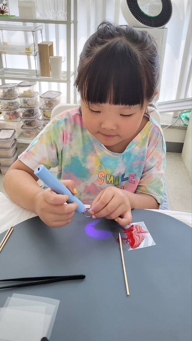 레진 반지를 만드는 어린이. 장선희 제공