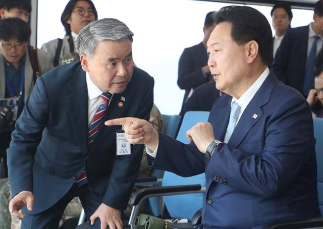 윤석열 대통령이 지난해 6월 15일 경기 포천 승진훈련장에서 열린 ‘2023 연합·합동 화력격멸훈련’을 참관하며 이종섭 당시 국방부 장관에게 훈련상황에 대해 묻고 있다. 포천=서재훈 기자