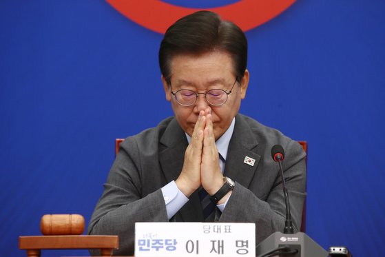 이재명 더불어민주당 대표가 지난 21일 서울 여의도 국회에서 열린 최고위원회의에서 생각에 잠겨있다. 뉴스1