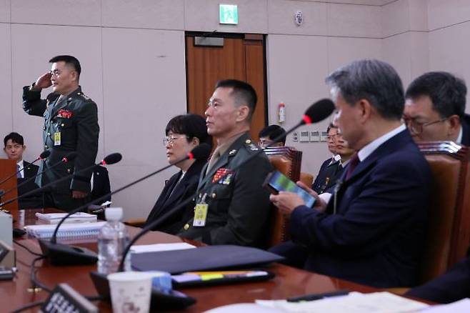 박정훈 전 해병대 수사단장이 21일 오전 국회 법제사법위원회에서 열린 '순직 해병 진상규명 방해 및 사건은폐 등의 진상규명을 위한 특별검사 임명법'(채상병특검법)에 대한 입법청문회에서 증언을 마친 뒤 경례하고 있다. 연합뉴스