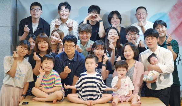 김미리(앞줄 오른쪽) 예배하는교회 목사와 그 옆에 선 이다영 사모가 교회 성도들과 예배를 마친 뒤 함께 기념 촬영을 하는 모습. 예배하는교회 제공