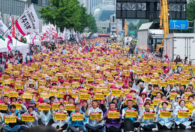 22일 오후 서울 숭례문 일대에서 전국민주노동조합총연맹(민주노총) 전국노동자대회가 열리고 있다. 연합뉴스