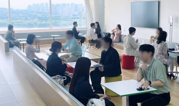 오륜교회 러브 인 갓 참가 청년들이 지난달 서울 광진구 그랜드 워커힐호텔에서 일대일 라운드 미팅을 갖고 있다. 오륜교회 제공