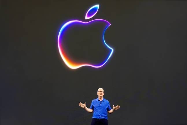 팀 쿡 애플 최고경영자(CEO)가 6월 10일(현지시간) 캘리포니아주 쿠퍼티노 본사에서 열린 ‘세계개발자회의(WWDC) 2024’에서 자체 인공지능(AI) 시스템 ‘애플 지능’을 비롯한 새 제품을 발표하고 있다. [AP = 연합뉴스]