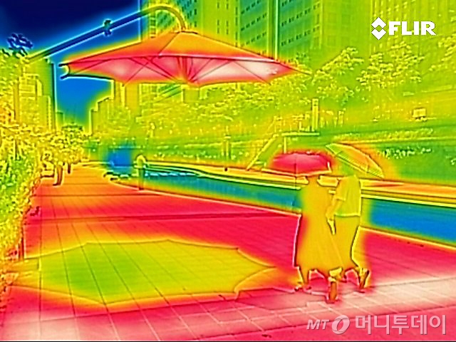 전국 대부분 지역에 폭염 특보가 발효된 지난 6월 20일 서울 중구 청계천에서 열화상 카메라로 촬영한 양산과 더위 그늘막이 빨갛게 보이고 있다. 열화상 카메라로 촬영한 사진은 온도가 높을수록 붉은색, 낮을수록 푸른색을 나타낸다. /사진=뉴시스