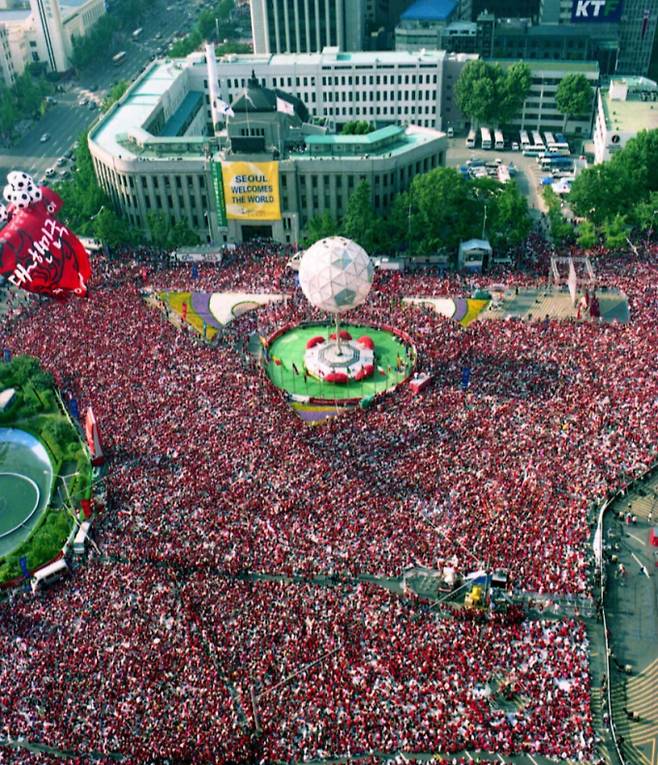 2002 한일월드컵은 질서정연한 거리 응원으로 큰 화제를 낳았다. 사진은 지난 2002년 6월18일 월드컵 한국-이탈리아 경기를 응원하기 위해 시민들이 시청광장에 모인 모습. /사진=뉴스1(국가기록원 제공)