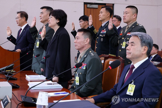 국회 박성재 법무부 장관(앞줄 왼쪽 부터), 박정훈 전 해병대 수사단장, 유재근 전 국방부 법무비서관 등이 21일 오전 국회 법제사법위원회에서 열린 ‘순직 해병 진상규명 방해 및 사건은폐 등의 진상규명을 위한 특별검사 임명법’(채상병특검법)에 대한 입법청문회에 증인으로 출석해 증인선서를 하는 동안 선서를 거부한 임성근 전 해병대 1사단장, 이종섭 전 국방부 장관이 자리에 앉아 있다. 연합뉴스