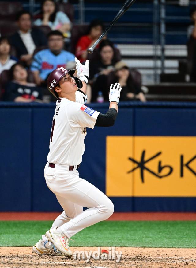 2024년 6월 21일 서울 고척스카이돔에서 '2024 신한 SOL Bank KBO리그' 롯데 자이언츠와 키움 히어로즈의 경기가 열렸다. 키움 장재영이 8회말 2사 1.3루서 우익수 플라이를 치고 있다./마이데일리